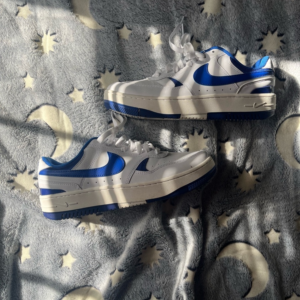 Used Blue and White Nike Gamma Forces